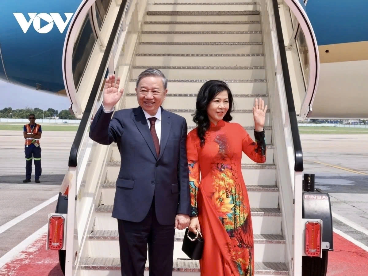 Party General Secretary To Lam and his spouse