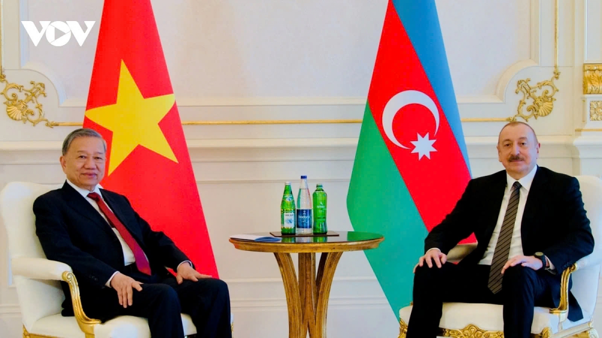 Vietnamese Party General Secretary To Lam (L) and Azerbaijan President Ilham Aliyev have agreed to adopt a joint statement on the upgrade of the two countries' relations to a strategic partnership following their talks in Baku on May 7 during the Vietnamese leader's state visit to Azerbaijan