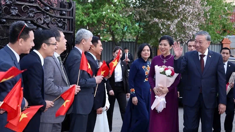 Party General Secretary To Lam and his spouse visit the Vietnamese Embassy in capital Astana on May 5 as part of his ongoing visit to Kazakhstan at the invitation of President Kassym-Jomart Tokayev. (Photo: VNA)