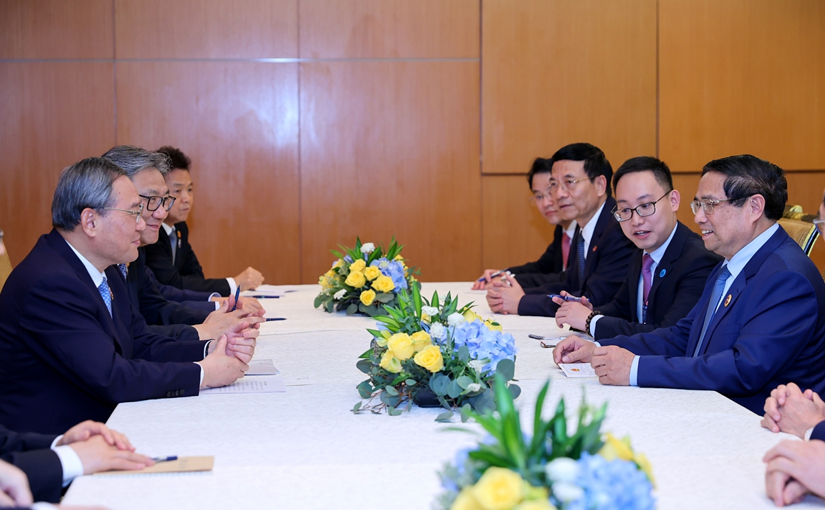 Vietnamese Prime Minister Pham Minh Chinh and Chinese Premier Li Qiang meet in Kuala Lumpur, Malaysia, on May 27, on the sidelines of the 46th ASEAN Summit and related meetings there. (Photo: VGP)