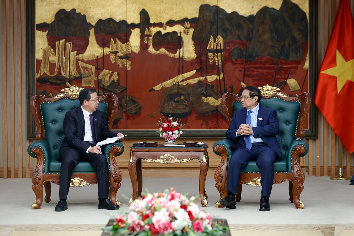 Vietnamese Prime Minister Pham Minh Chinh (R) receives Peng Gangping, chairman of the Board of Directors of CHEC in Hanoi on May 14. (Photo: VGP)