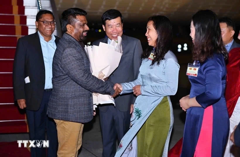 President Anura Kumara Dissanayaka of Sri Lanka arrives in Hanoi on May 4, beginning a state visit to Vietnam. (Photo: VNA),