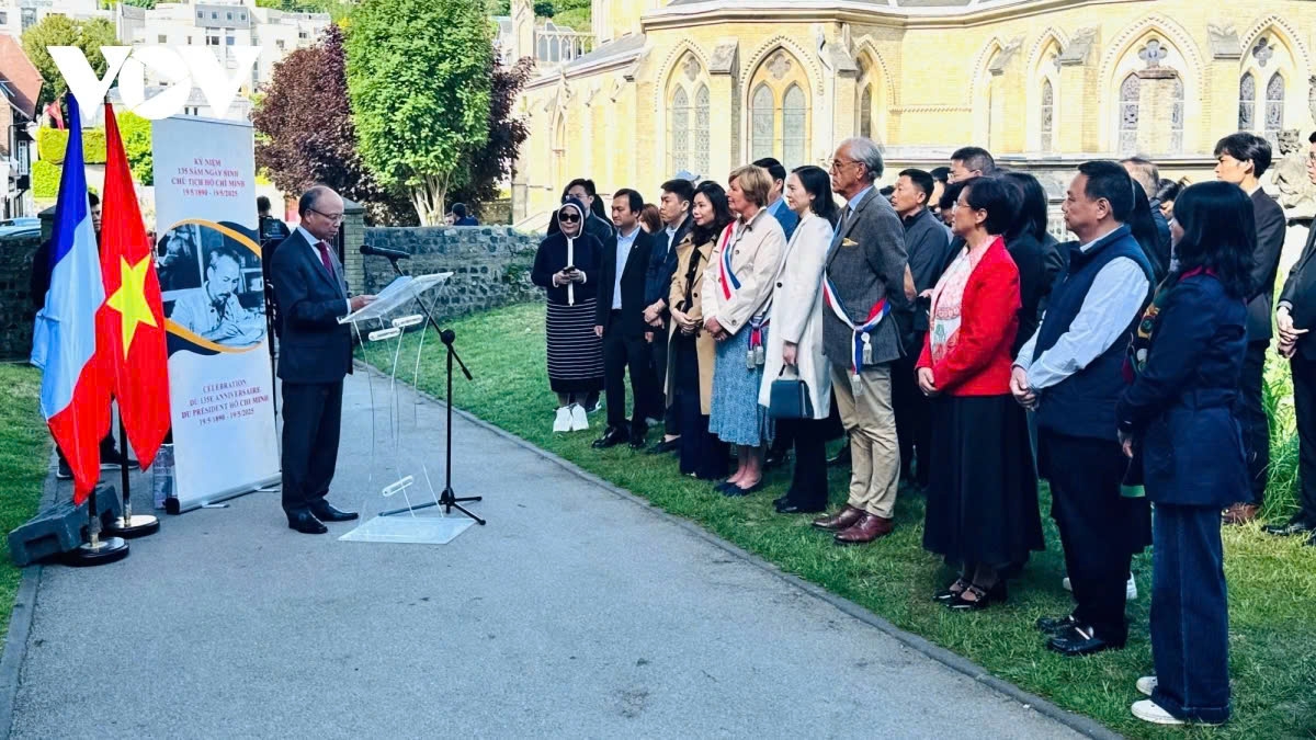 Vietnamese Ambassador to France Dinh Toan Thang reviews major milestones in President Ho Chi MInh's revolutionary life at the ceremony