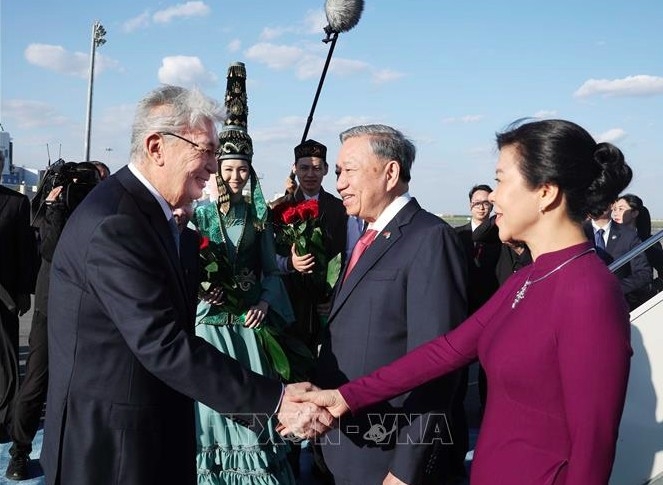 President Kassym-Jomart Tokayev welcomes Party General Secretary To Lam and his spouse at Nursultan Nazarbayev International Airport in Astana. (Photo: VNA)