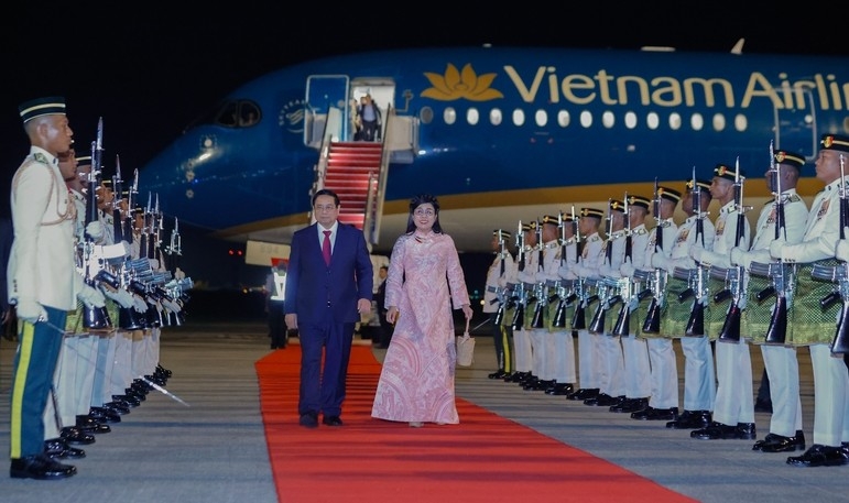 Prime Minister Pham Minh Chinh and his spouse arrive in Kuala Lumpur, kicking off their official visit to Malaysia and attendance at the 46th ASEAN Summit (Photo:VGP)