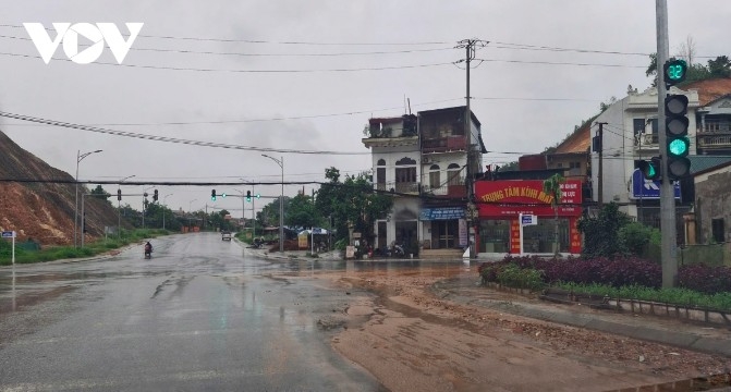 Sand and soil spill onto the road at km2 area in Yen Bai city after heavy rain
