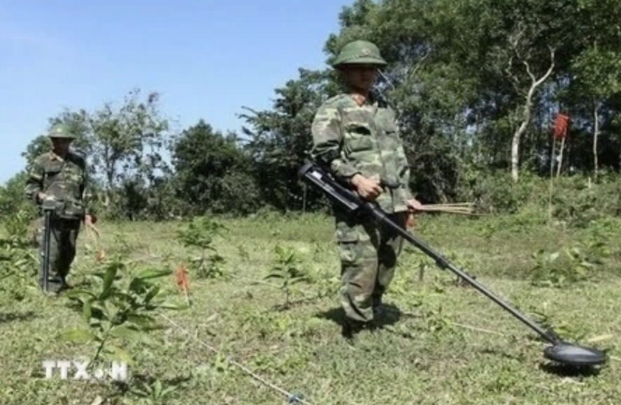 Clearing UXO in central Quang Tri province (Photo: VNA)