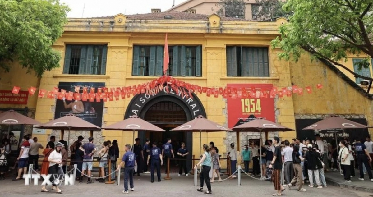 Hoa Lo prison relic site draws throngs of visitors. (Photo: VNA)
