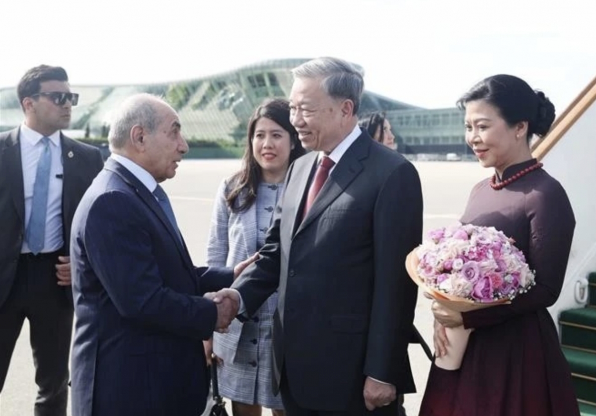 From left: First Deputy Prime Minister of Azerbaijan Yagub Eyyubov (1st) welcomes Party General Secretary To Lam (2nd) and his spouse at Heydar Aliyev International Airport in Baku. (Photo: VNA)