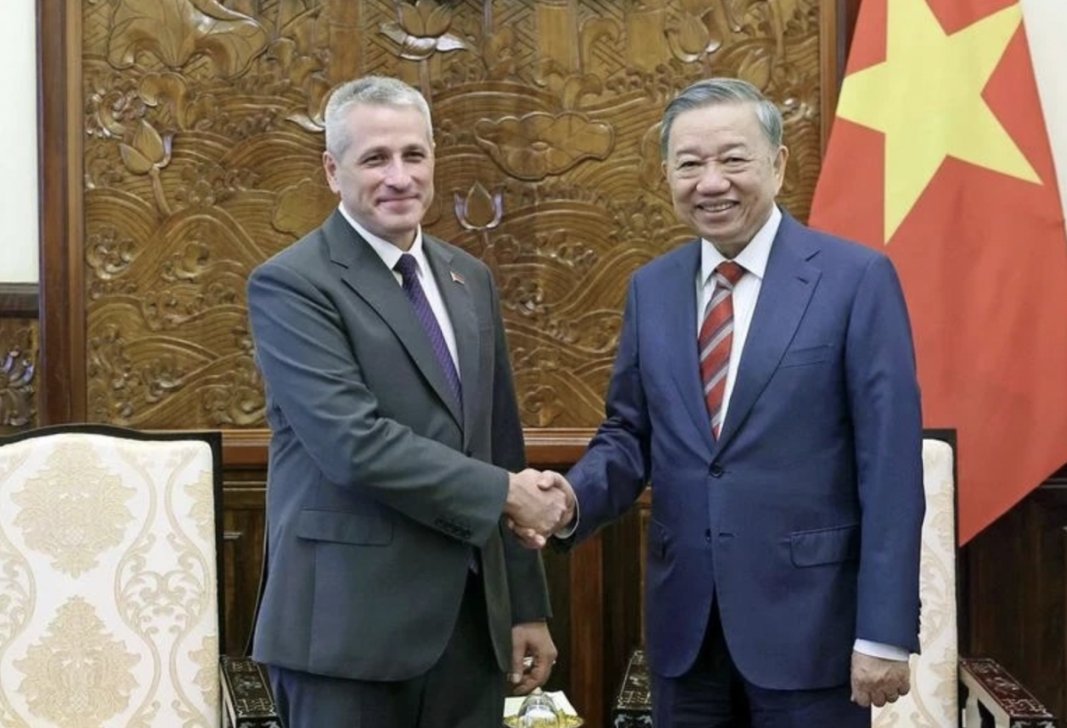 State President To Lam (right) receives Belarusian Ambassador to Vietnam Uladzimir Baravikou on July 3, 2024. (Photo: VNA)