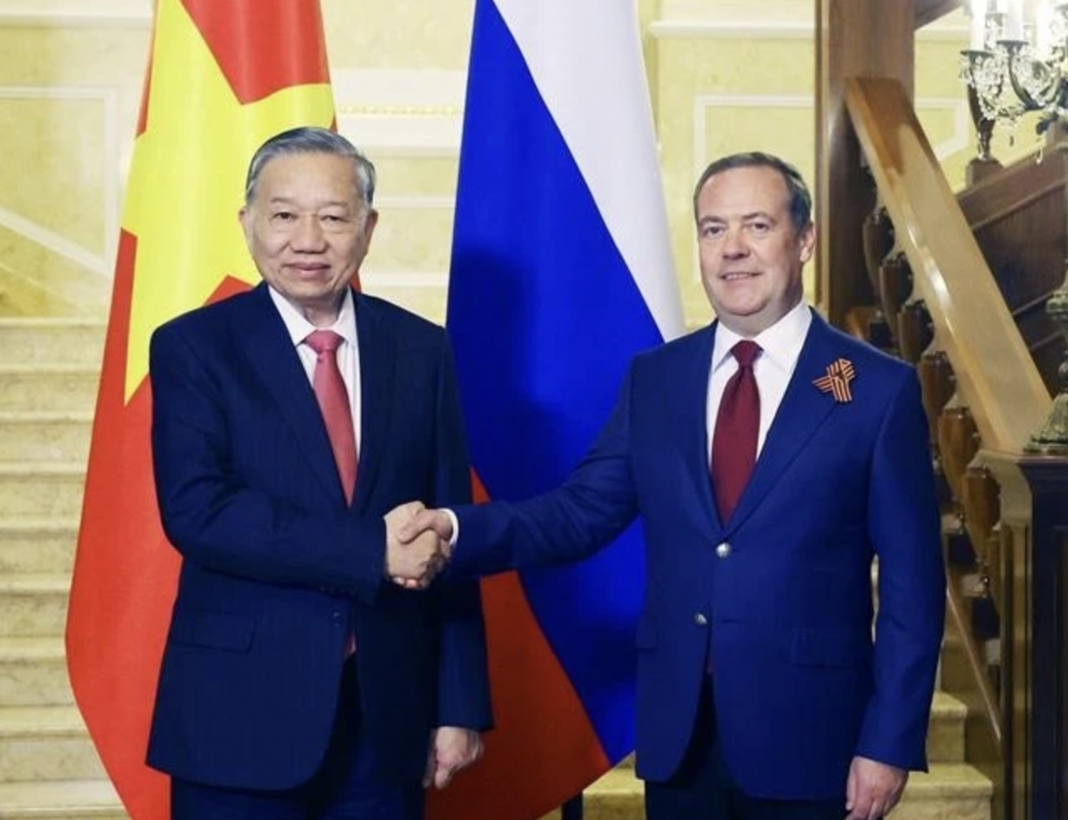 General Secretary of the Communist Party of Vietnam (CPV) To Lam (left) and Dmitry Medvedev, Chairman of the United Russia Party (URP) and Deputy Chairman of the Security Council of Russia, at their meeting in Moscow on May 9. (Photo: VNA)