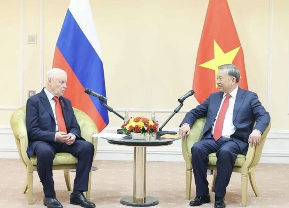 Party General Secretary To Lam (R) and Chairman of the "A Just Russia – Patriots – For Truth" Party Sergey Mironov. (Photo: VNA)