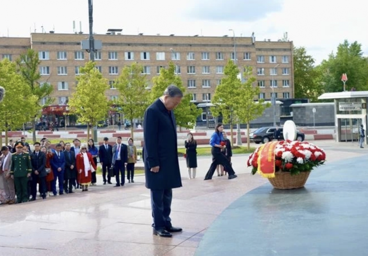 Party General Secretary To Lam pays tribute to President Ho Chi Minh in Moscow on May 10. (Photo: VNA)