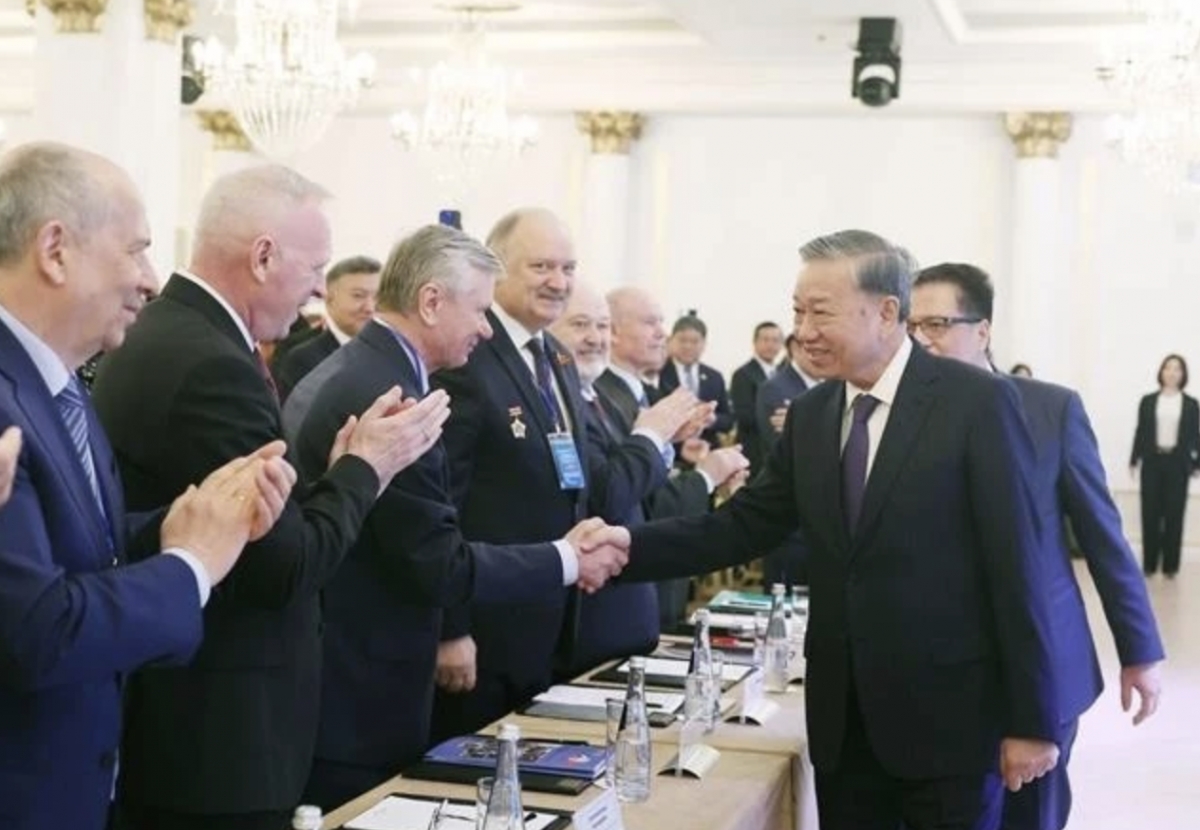 General Secretary of the Communist Party of Vietnam Central Committee To Lam meets with Russian intellectuals, scholars, and experts who had supported Vietnam in the past. (Photo: VNA)