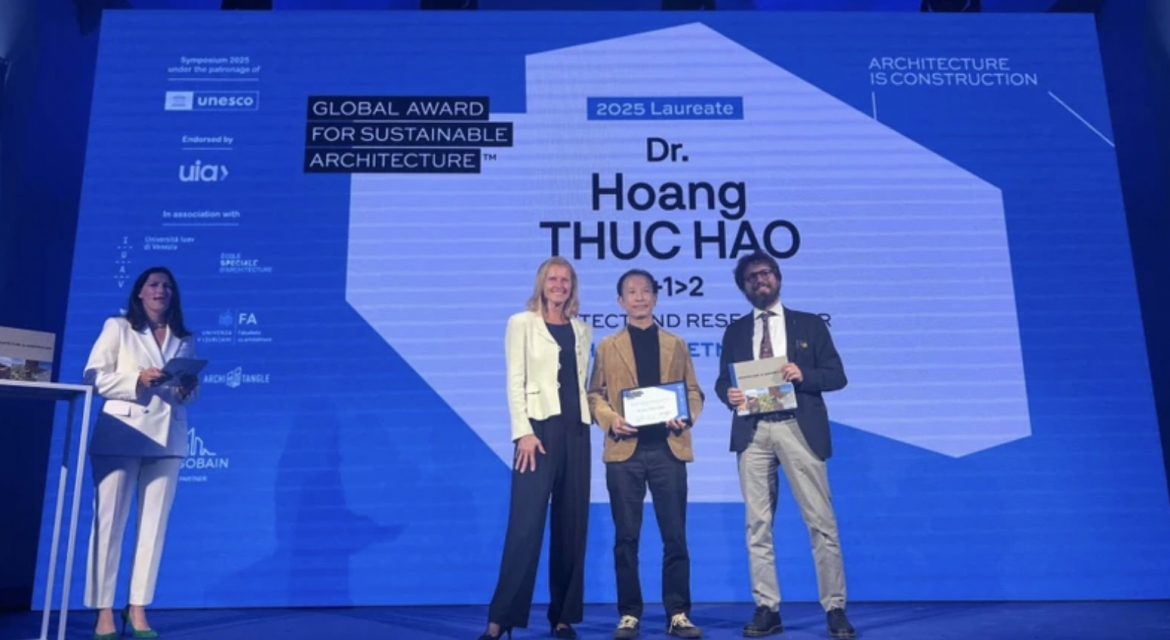 Architect Hoang Thuc Hao (center) receives the 2025 Global Award for Sustainable Architecture (Photo: Vietnam Association of Architects)