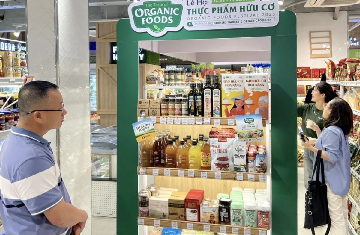 Many customers are keen on organic food products at the festival (Photo: nongnghiepmoitruong.vn)