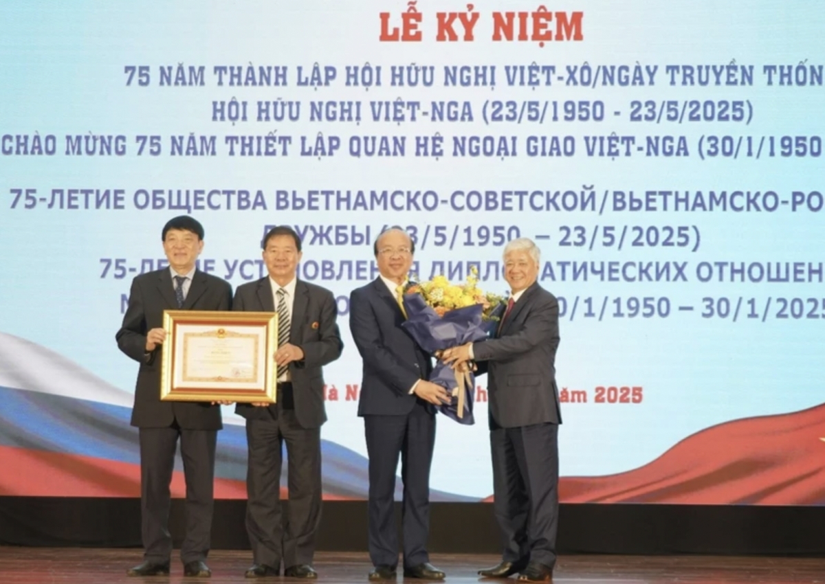 Do Van Chien, President of the Vietnam Fatherland Front Central Committee (right) presents the Prime Minister's Certificate of Merit to the Vietnam - Russia Friendship Association (Photo: baochinhphu.vn)