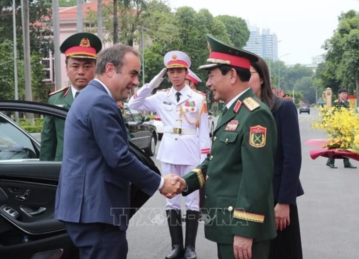 Minister of National Defence General Phan Van Giang (right) and French Minister of the Armed Forces Sébastien Lecornu. (Photo: VNA)
