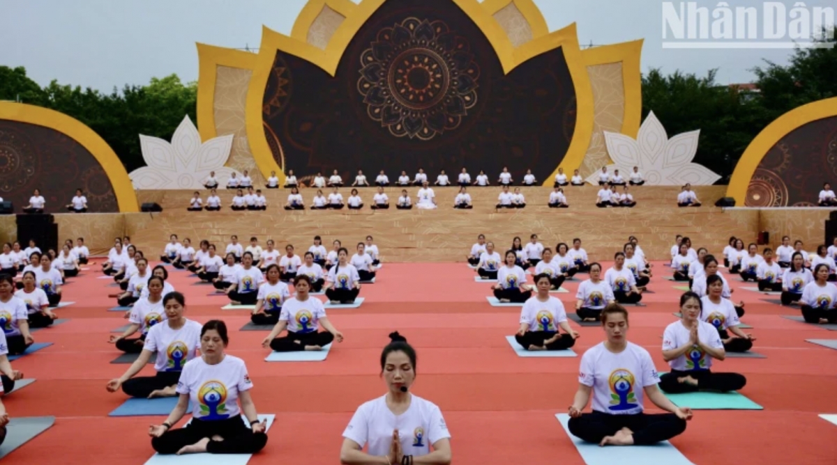 Yoga performance attracts the participation of more than 300 people during International Yoga Day 2025 (Photo: nhandan.vn)