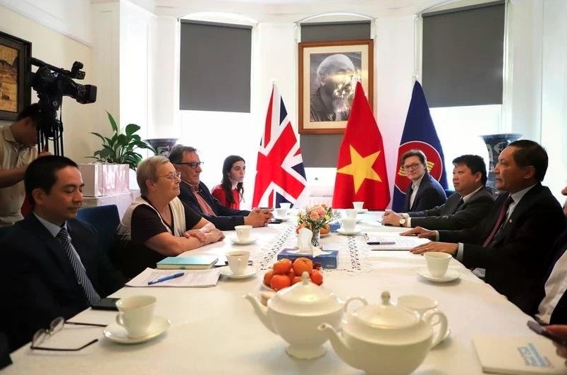 The meeting between Vietnamese Ambassador to the UK Do Minh Hung and representatives of communist parties and left-wing friends in the country. (Photo: VNA)