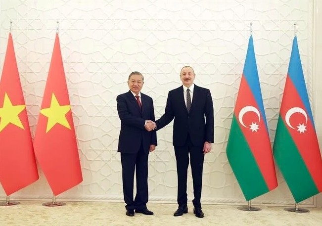 Azerbaijani President Ilham Aliyev (R) welcomes General Secretary of the Communist Party of Vietnam (CPV) Central Committee To Lam in Baku on May 7 (Photo: VNA)