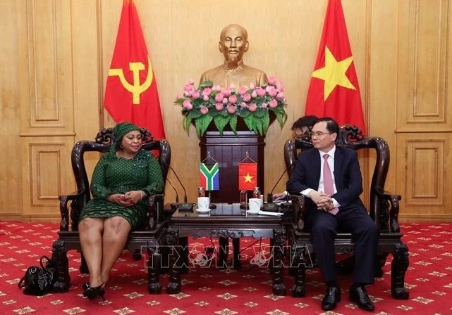 Associate Professor Dr. Duong Trung Y (R), Vice President of the Ho Chi Minh National Academy of Politics, has a meeting with Nomvula Mokonyane, First Deputy Secretary-General of the African National Congress (ANC) of South Africa. (Photo published by VNA)