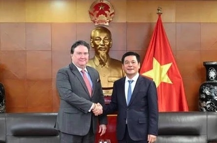 Minister of Industry and Trade Nguyen Hong Dien (R) and US Ambassador Marc E. Knapper in Hanoi on May 7 (Photo: VNA)
