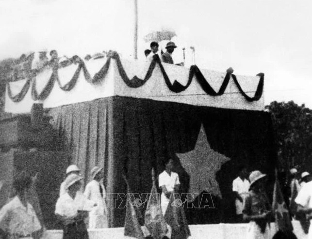 On the morning of September 2, 1945, at Ba Dinh Square in Hanoi, President Ho Chi Minh reads the Declaration of Independence, giving birth to the Democratic Republic of Vietnam, affirming before the people and the whole world: “Vietnam has the right to enjoy freedom and independence, and in fact has become a free and independent country. The entire Vietnamese people are determined to devote all their spirit and strength, their lives and property to maintain that freedom and independence.” (Photo: VNA)