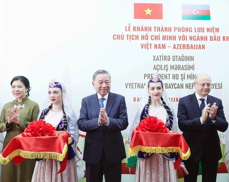 Vietnamese Party General Secretary To Lam (C) and his spouse Ngo Phuong Ly (L) cut the ribbon to inaugurate the remembrance room featuring the bond between late President Ho Chi Minh and the Vietnam – Azerbaijan oil and gas industry. (Photo: VNA)