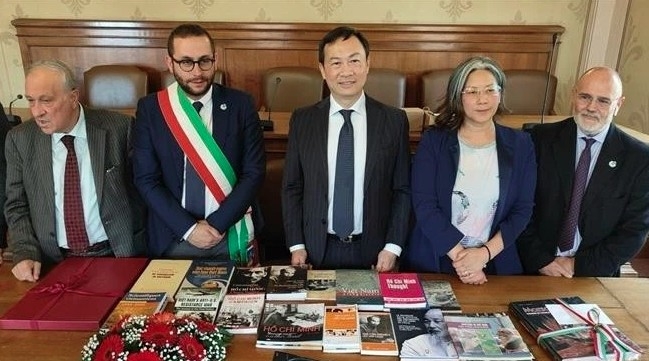 Vietnamese Ambassador to Italy Duong Hai Hung (middle) presents a collection of books on President Ho Chi Minh to the A.P.S INTRA Association in Marsciano. (Photo: VNA)