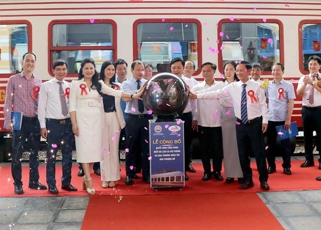 The launch of the high-quality train named "Hoa Phuong Do" (Red Flamboyant) in Hai Phong city on May 10 (Photo: VNA)