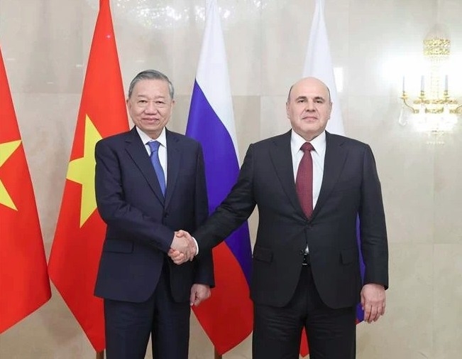 Vietnamese Party General Secretary To Lam (left) meets with Russian Prime Minister Mikhail Mishustin in Moscow on May 8. (Photo: VNA)