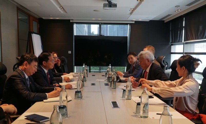 At the meeting between Vietnamese Deputy Prime Minister and Foreign Minister Bui Thanh Son and President and Chair of the Board of Directors of the Asian Infrastructure Investment Bank on May 26 (Photo: VNA)