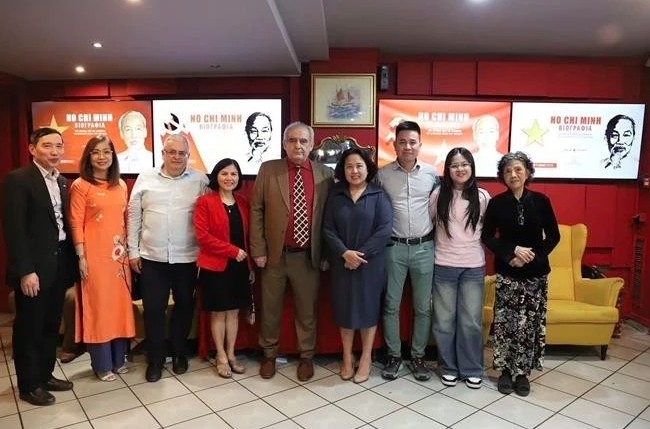 Vietnamese Ambassador Pham Thi Thu Huong (fourth from right) and other participants in the screening of a documentary about President Ho Chi Minh on May 19 (Photo: VNA)