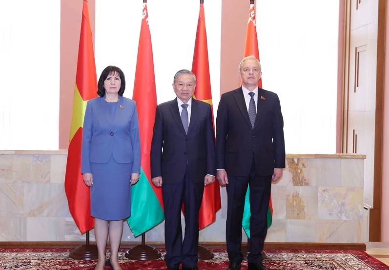 Party General Secretary To Lam (centre), Speaker of the Council of the Republic of the National Assembly Natalya Kochanova (L) and Chairman of the House of Representatives of NA Igor Sergeyenko (R) (Photo: VNA)