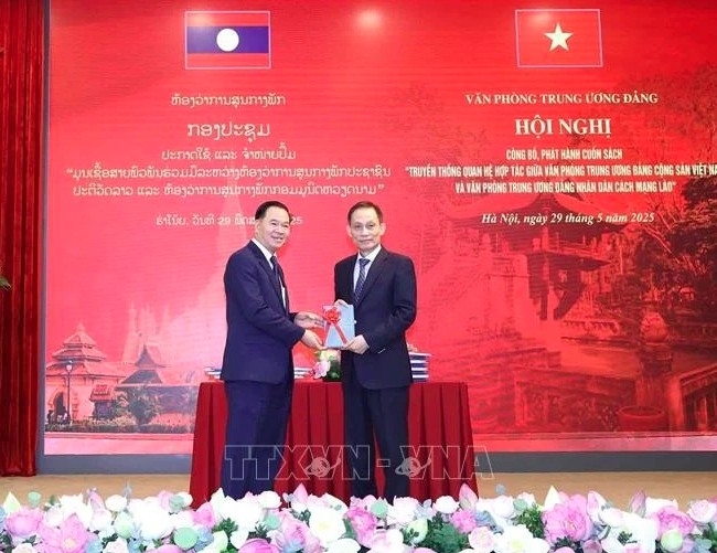 Le Hoai Trung, Secretary of the CPV Central Committee and Chief of the Committee's Office and Thongsalith Mangnomek, Secretary of the LPRP Central Committee and Chief of the LPRP Central Office. (Photo: VNA)