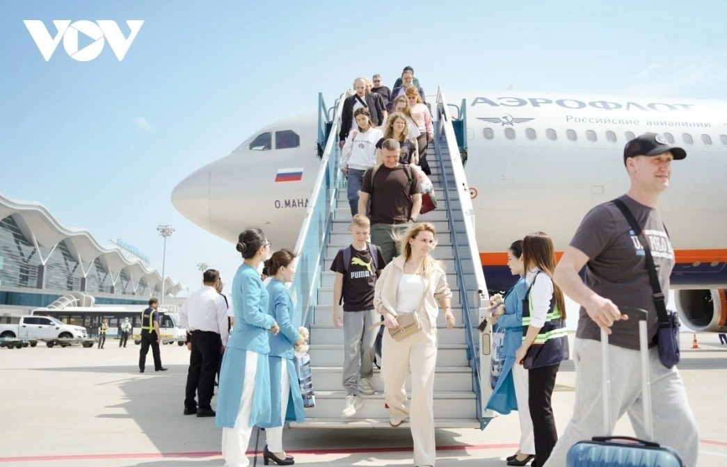 Russian tourists are welcomed at Cam Ranh International Airport in Khanh Hoa 