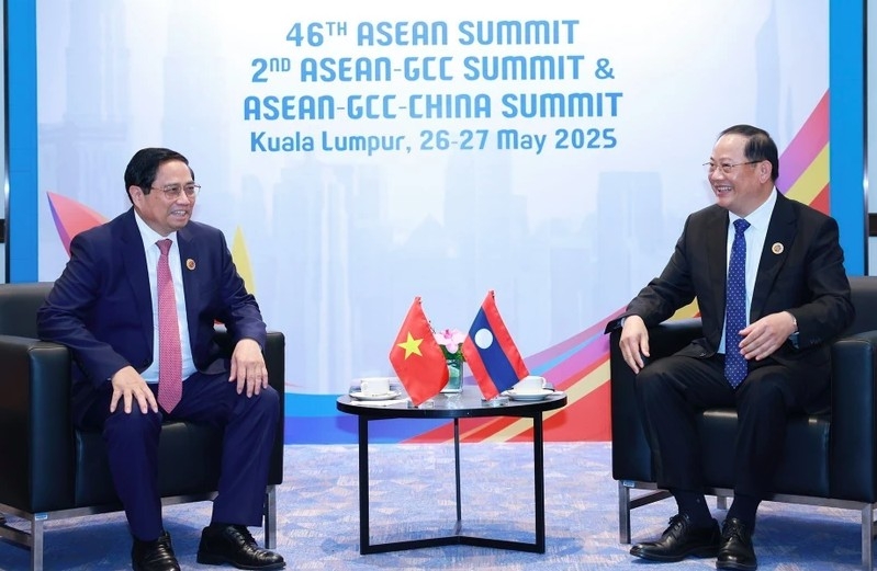 Vietnamese Prime Minister Pham Minh Chinh (L) meets with his Lao counterpart Sonexay Siphandone on the sidelines of the 46th ASEAN Summit and Related Summits in Malaysia. (Photo: VNA)