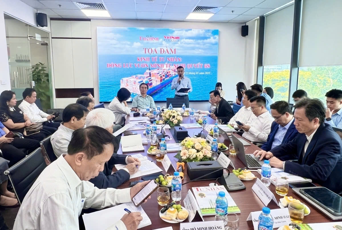 Delegates discuss the role of the private sector in the national economy at a seminar on May 13