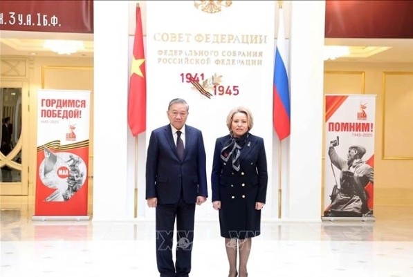 Speaker of the Federation Council Valentina Matviyenko welcomesParty General Secretary To Lam (Photo:VNA)