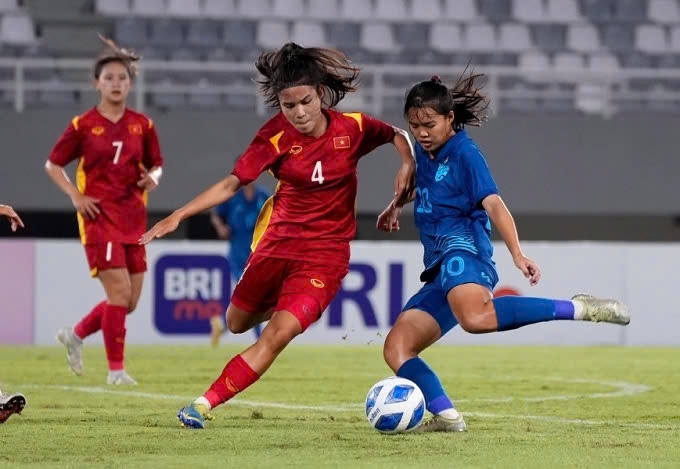 Thailand defeat Vietnam 2-1 in the final game of the 2023 ASEAN U19 Women's Championship, claiming the title. In the photo, a Vietnamese player (in red jersey) is fighting for the ball with a Thai player in the final game