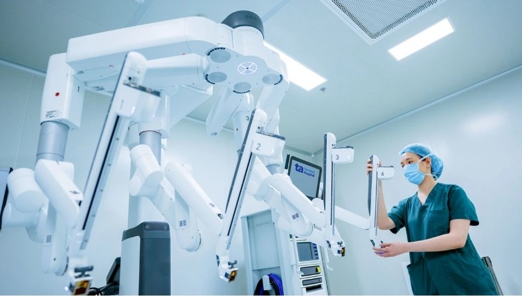 The Da Vinci Xi’s slimmer, more agile arms offer superior access to hard-to-reach surgical areas
( Photo: Tam Anh General Hospital)