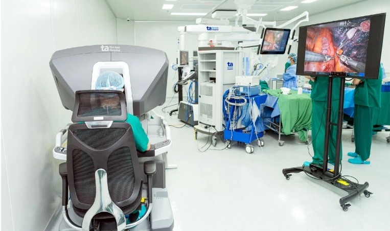 The robot’s four arms precisely remove tumors in seamless coordination with assisting surgeons  (Photo: Tam Anh General Hospital)