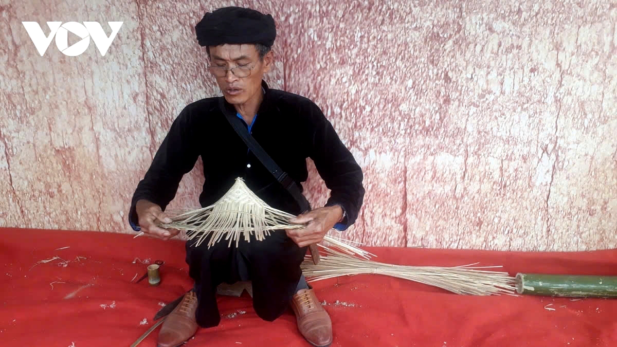 Chang Chang Sinh, a resident of the Ha Nhi people, says he has learned from his grandparents and parents since he was small, and was proficient at weaving the hat at the age of 12