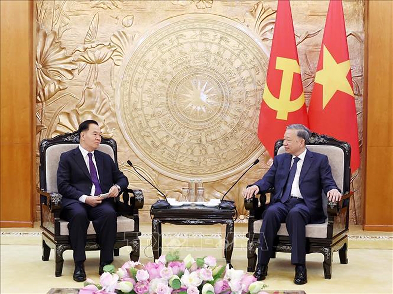 To Lam (R), General Secretary of the Communist Party of Vietnam, and Thongsalith Mangnomek, Chief of the Office of the Central Committee of the Lao People’s Revolutionary Party, during their meeting in Hanoi on May 30. (Photo: VNA)