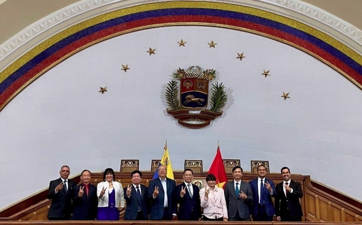 The VUFO delegation pose for a commemorative photo with Venezuela – Vietnam Friendship Parliamentary Group (Photo:VNA)