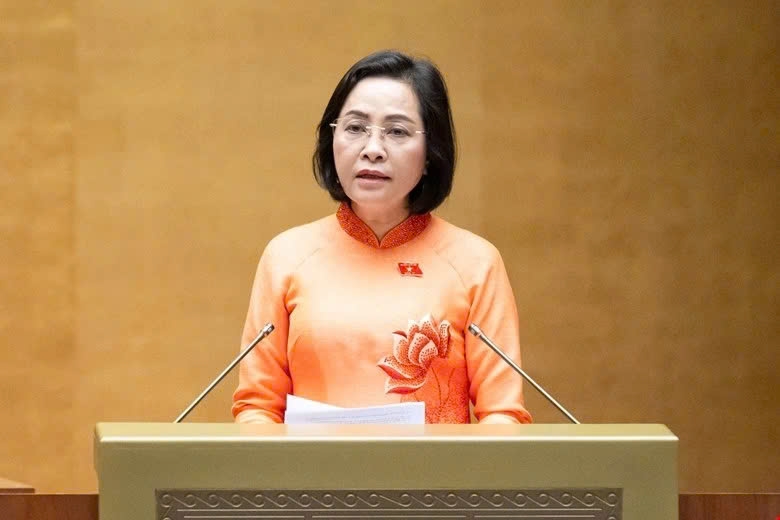Vice Chairwoman of the National Assembly Nguyen Thi Thanh presents the proposal at the ongoing sitting of the legislature in Hanoi on May 12