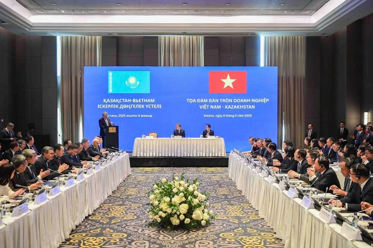 Nearly 100 Vietnamese and Kazakhstani businesses attend the joint business roundtable in Astana on May 6