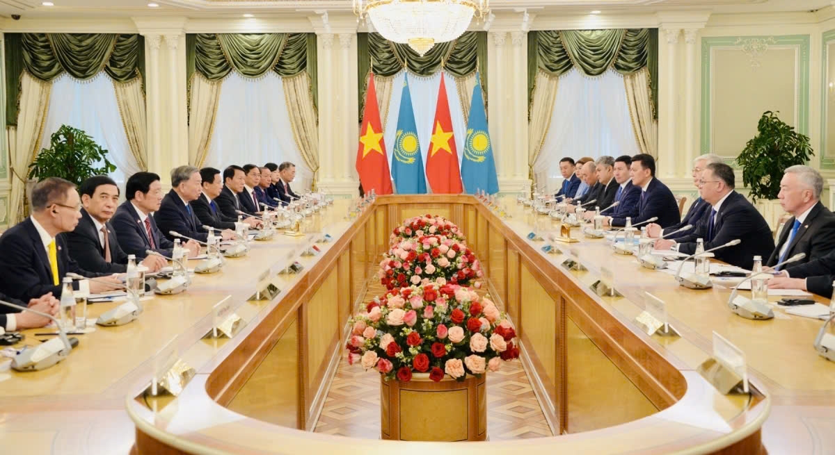 Vietnamese Party General Secretary To Lam and Kazakhstani President Kassym-Jomart Tokayev discuss measures to enhance cooperation between the two countries during talks in Astana on May 6
