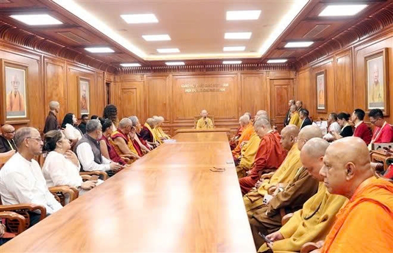 Most Venerable Thich Tri Quang, the Supreme Patriarch of the Patronage Council of the Vietnam Buddhist Sangha receives heads of international Buddhist delegations attending Vesak 2025. (Photo: VNA)